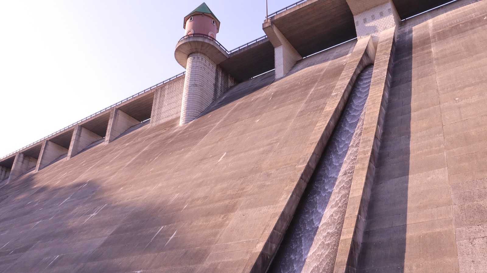 ダム、コンクリート、水、貯水池、風景の写真フリー素材 Dam, concrete, water, reservoir, landscape photo free material