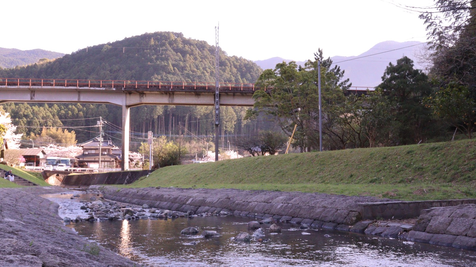 田舎、川、線路、山、民家の風景の写真フリー素材 Countryside, river, railroad track, mountain, private house landscape photo free material