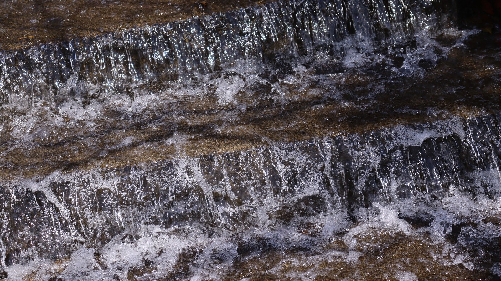 流れる水の写真フリー素材 Photograph free material of flowing water