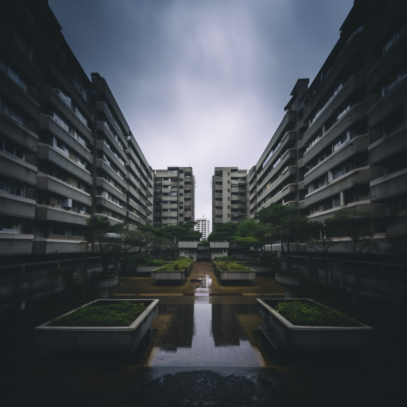 建物、マンション、団地、廃墟、いわくつき物件、住宅、閑散とした、暗い、曇り、怖い、おばけ、フリー素材、Buildings, condominiums, housing complexes, ruins, haunted properties, houses, deserted, dark, cloudy, scary, ghosts, free materials