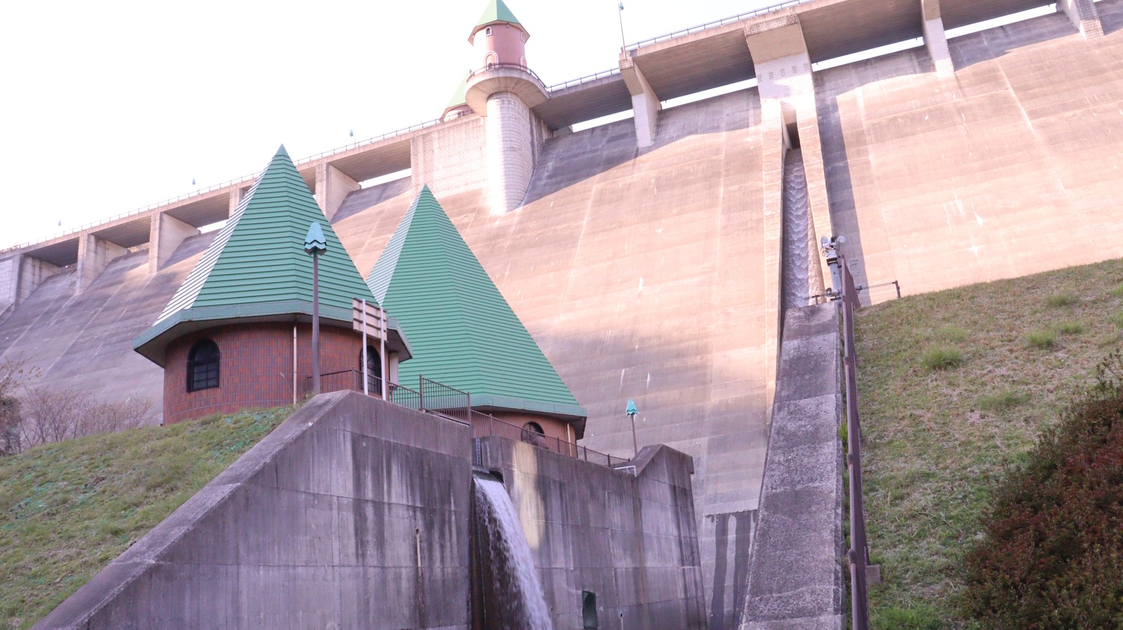 ダム、コンクリート、水、建築物、風景の写真フリー素材 Dam, concrete, water, building, landscape photo free material