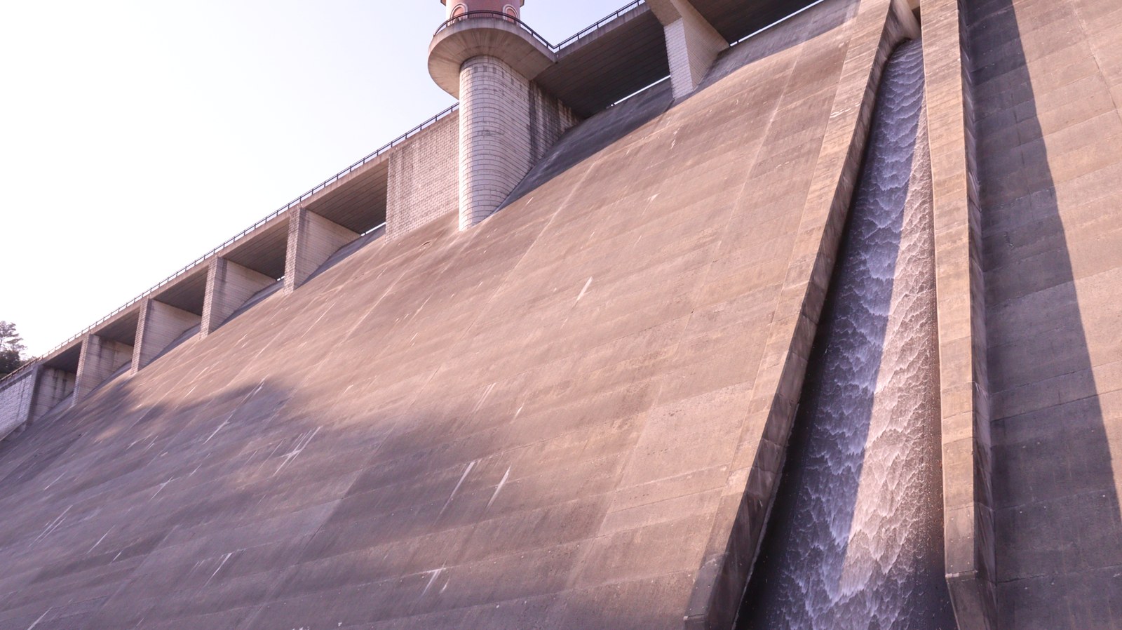 ダム、コンクリート、水、貯水池、風景の写真フリー素材 Dam, concrete, water, reservoir, landscape photo free material