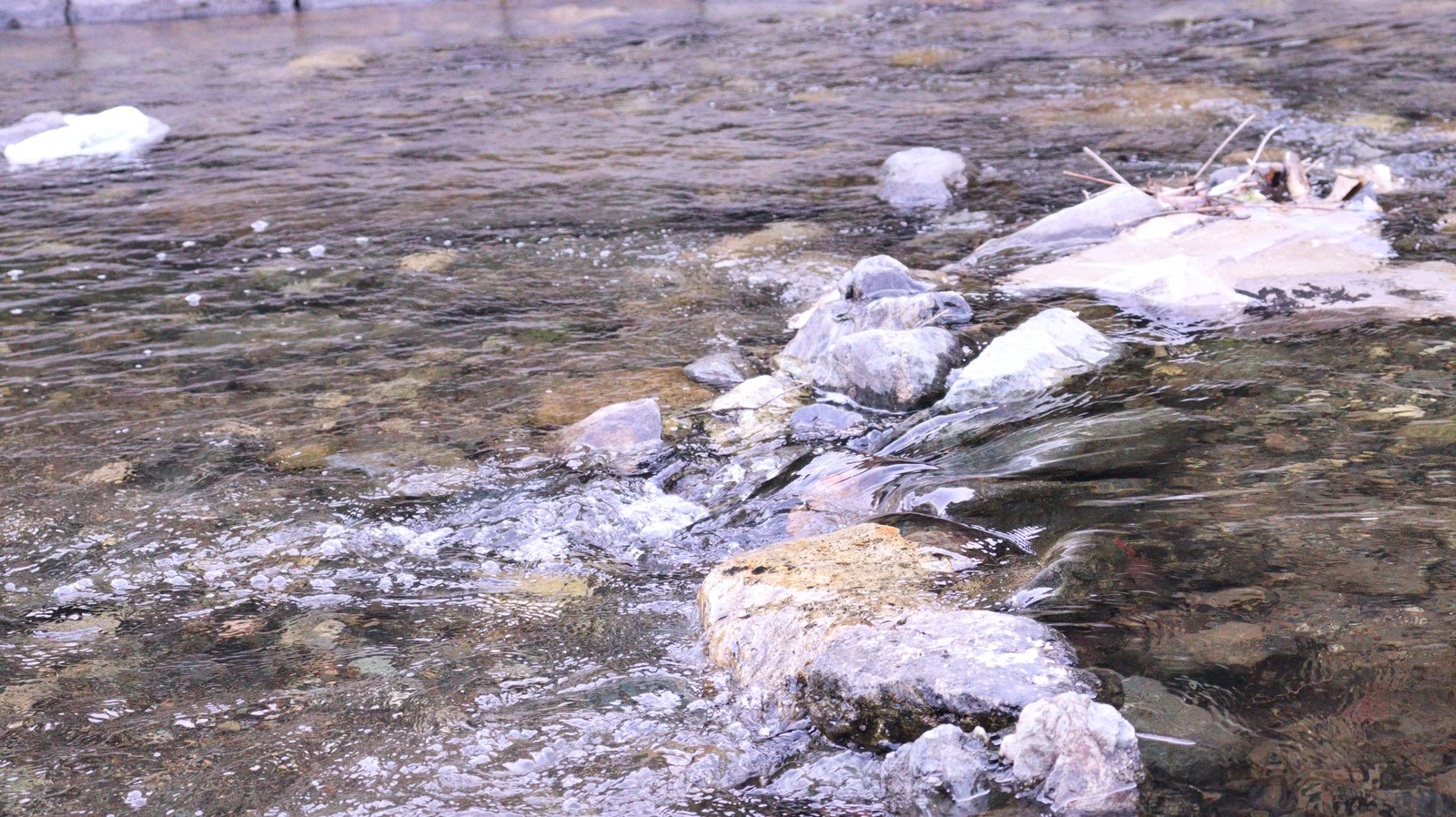 田舎、川、浅い川、水しぶきの写真フリー素材 Countryside, river, shallow river, splash photos free material