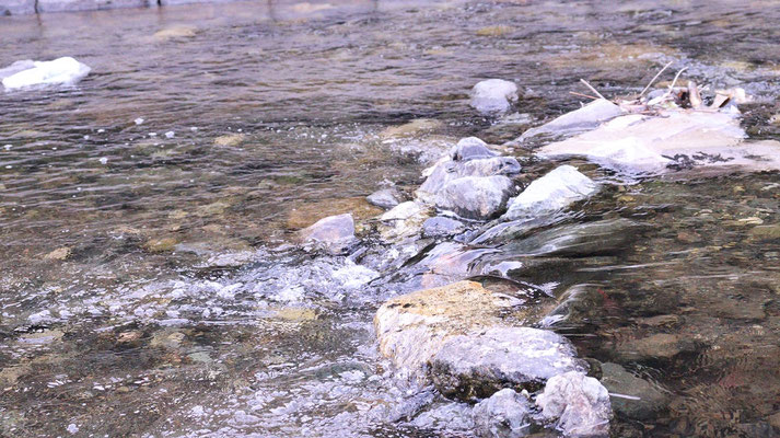 f391.川の水しぶき【花や風景関連】無料画像