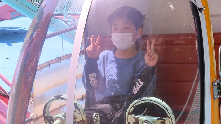 n5. 遊園地の乗り物に乗る子供【乗り物関連】無料画像