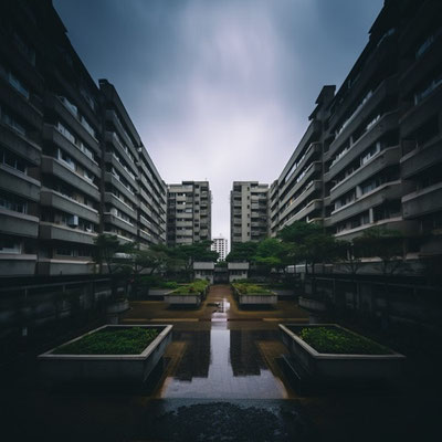 暗い雨の日の団地