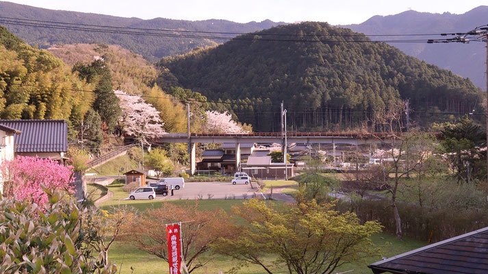 f381.山に囲まれた田舎の風景【花や風景関連】無料画像
