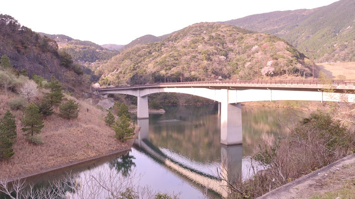 f378.湖に反射する橋【花や風景関連】無料画像