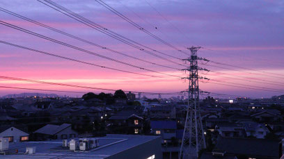 夕方、夕焼け、紫、空、電線、町、家、写真フリー素材　evening, sunset, purple, sky, electric wire, town, house,