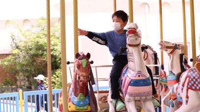 子供、遊園地、メリーゴーランド、馬、乗り物、公園、写真フリー素材child,Amusement parks, merry-go-rounds, horses, rides, parks,